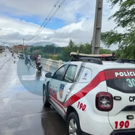 HOMEM É RESGATADO APÓS CAIR EM AÇUDE