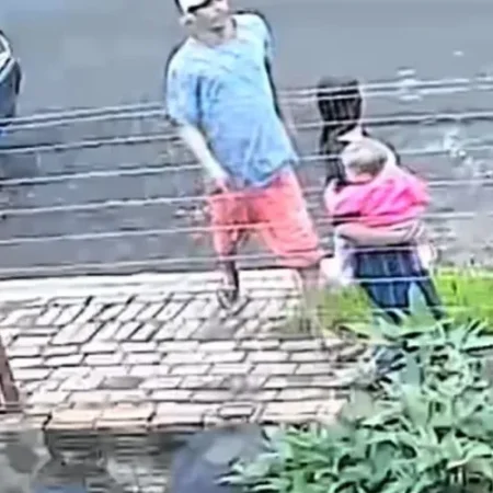 ADOLESCENTE COM BEBÊ NO COLO É MORTA A FACADAS PELO COMPANHEIRO