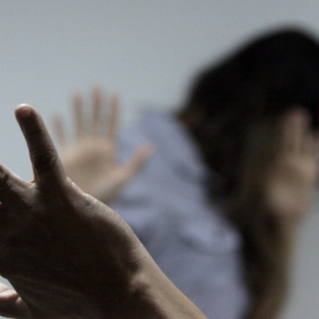 MULHER É ESPANCADA APÓS SE RECUSAR A DAR DINHEIRO E QUESTIONAR COMPANHEIRO SOBRE SALÁRIO