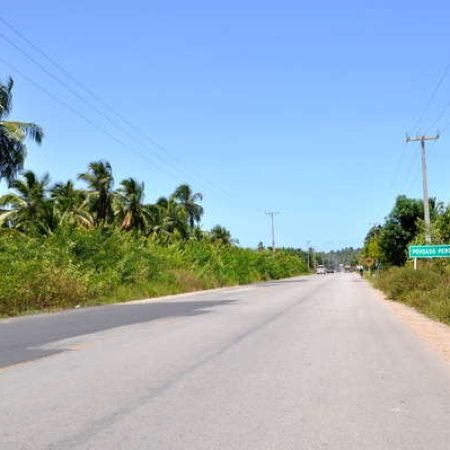 CASAL DE ADOLESCENTES É SOCORRIDO APÓS COLIDIR MOTO EM POSTE