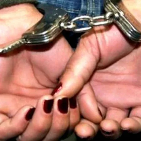 MULHER É PRESA APÓS AGREDIR COMPANHEIRA COM GOLPE DE FACA NA CABEÇA