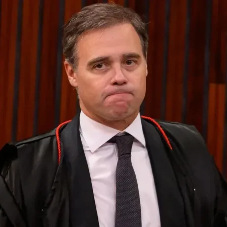 ANDRÉ MENDONÇA SUSPENDE PROPAGANDA ELEITORAL DE LULA QUE LIGA FLÁVIO ÀS MILÍCIAS