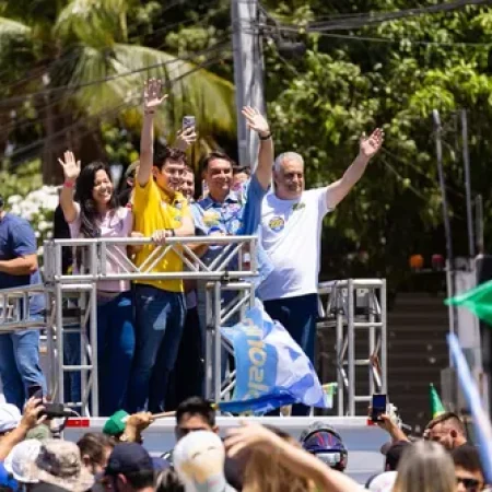 AO LADO DE ALFREDO GASPAR, FLÁVIO BOLSONARO PROMETE PRIORIDADE AO NORDESTE E CRITICA LULA E MORAES