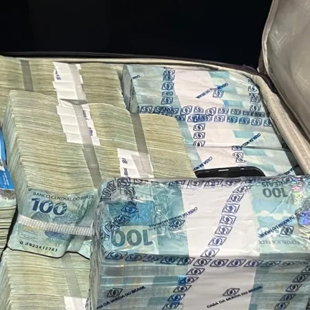 EMPRESÁRIOS COM CONTRATOS PÚBLICOS SÃO DETIDOS COM R$ 2 MILHÕES EM ESPÉCIE