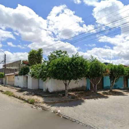 APÓS FALHAS NO FREIO, CAMINHÃO DE COLETA DE LIXO COLIDE CONTRA MURO DE RESIDÊNCIA