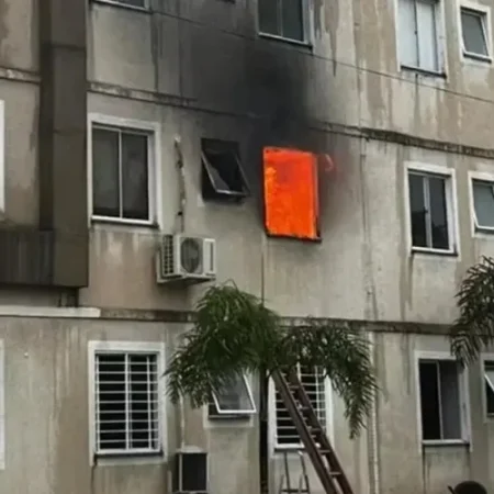 ARMADA COM FACA, MULHER COLOCA FOGO EM CASA COM ADOLESCENTES DENTRO