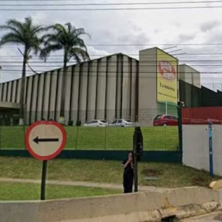 PRESTADOR DE SERVIÇO MATA TRÊS COLEGAS DE TRABALHO A FACADAS NO PÁTIO DE FÁBRICA