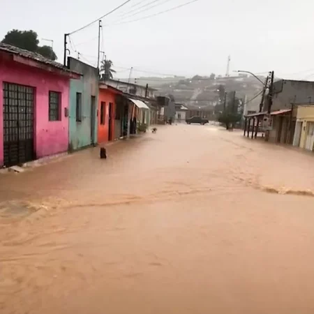 FORTES CHUVAS ATINGEM E DEIXAM FAMÍLIAS ILHADAS