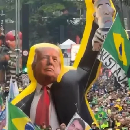 ATO DE FLÁVIO NA PAULISTA TEM BONECO DE TRUMP SEGURANDO LULA PRESO