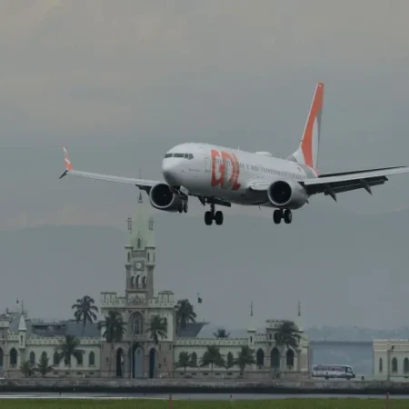 AVIÃO SAI DA PISTA AO POUSAR NO AEROPORTO DE SALVADOR