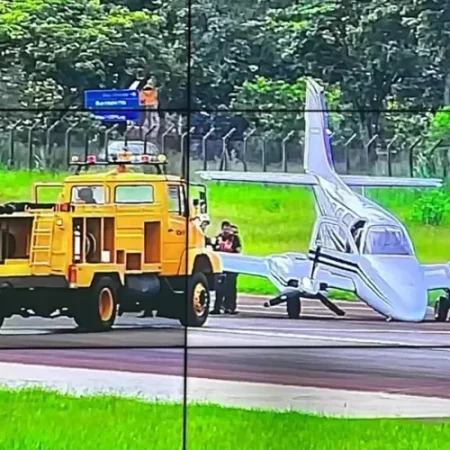 AVIÃO FAZ ATERRISSAGEM DE EMERGÊNCIA SEM TREM DE POUSO APÓS ATINGIR AVE
