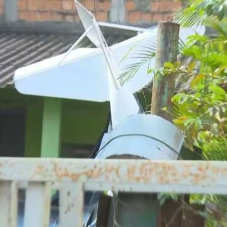 AVIÃO DE PEQUENO PORTE CAI SOBRE CASA EM NOVA IGUAÇU E PILOTO MORRE