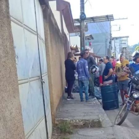 HOMEM MATA QUATRO PESSOAS A FACADAS E É BALEADO PELA PM APÓS ATAQUE