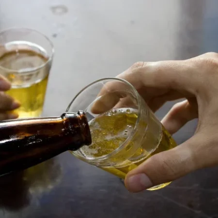 HOMEM DE 81 ANOS MORRE APÓS BEBER CACHAÇA; POLÍCIA SUSPEITA DE CONTAMINAÇÃO POR ‘CHUMBINHO’