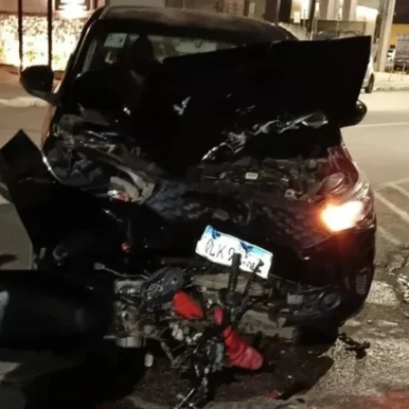 ENTREGADOR FICA FERIDO EM COLISÃO ENVOLVENDO CARRO E MOTO