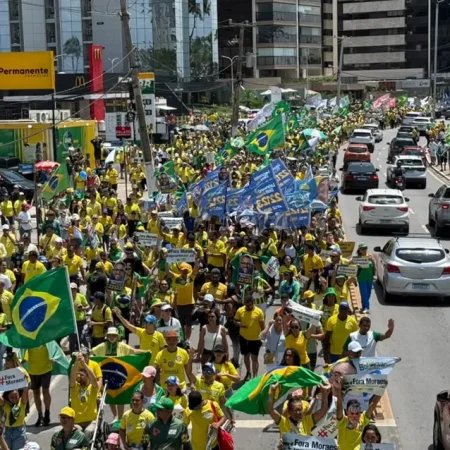 BOLSONARISTAS CRUZAM A ORLA DE MACEIÓ EM ATO POR FLÁVIO E CONTRA LULA; VEJA COMO FOI!