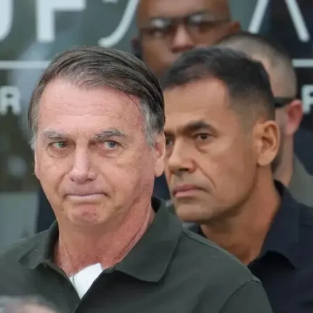 BOLSONARO PEDE AO STF AUTORIZAÇÃO PARA RECEBER BARBEIRO EM CASA DURANTE PRISÃO DOMICILIAR