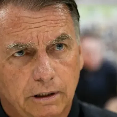 BOLSONARO TEM TORNOZELEIRA ELETRÔNICA TROCADA EM PRISÃO DOMICILIAR