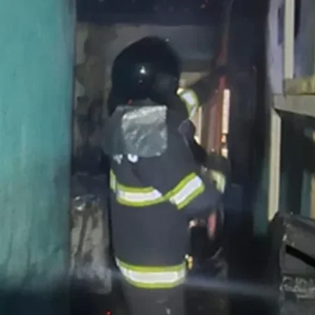 INCÊNDIO DESTRÓI TRÊS CÔMODOS E TELHADO DE RESIDÊNCIA EM SÃO JOSÉ DA LAJE