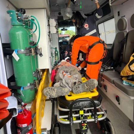 HOMEM CAI DE ANDAIME DE 7 METROS, ATINGE BARRA DE FERRO E É LEVADO À UPA