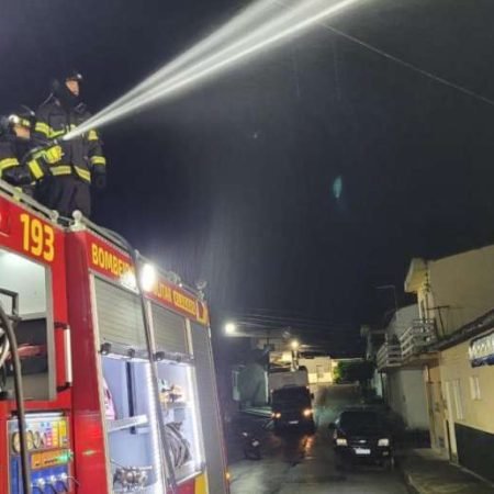 INCÊNDIO EM APARTAMENTO MOBILIZA BOMBEIROS E DEIXA ESTRUTURA COMPROMETIDA