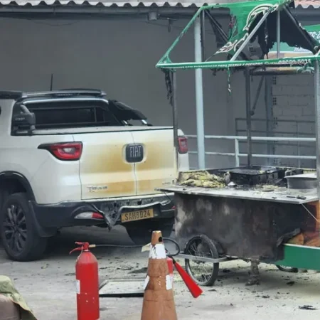 BOTIJÃO DE GÁS EM CARRINHO DE LANCHES EXPLODE E ATINGE CARRO