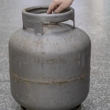 FILHO AMEAÇA MÃE IDOSA COM FACA PARA DAR BOTIJÃO DE GÁS A TRAFICANTE EM TROCA DE DROGAS