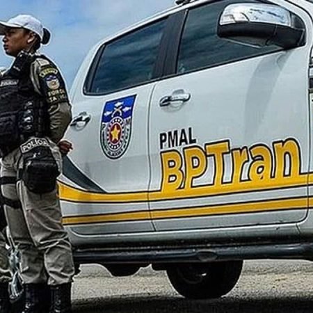 MULHER É PRESA POR EMBRIAGUEZ AO VOLANTE APÓS BATER EM CARRO ESTACIONADO