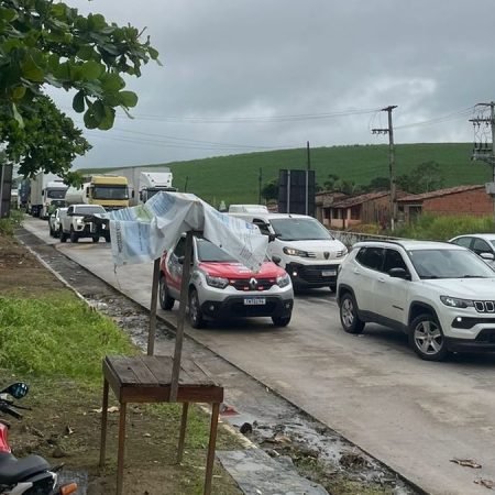 BR-101 É LIBERADA APÓS PROTESTO BLOQUEAR OS DOIS SENTIDOS DA RODOVIA