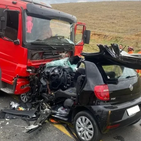 BR-116: CASAL MORRE E FILHO SOBREVIVE EM BATIDA ENTRE CAMINHÃO E CARRO