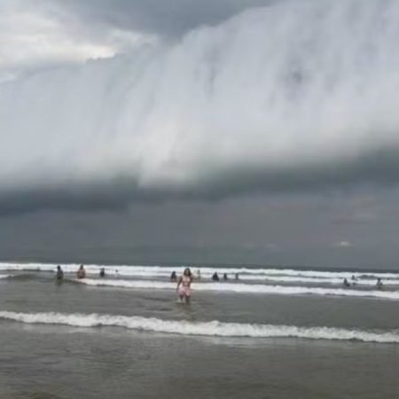 NUVEM GIGANTE IMITA TSUNAMI E ASSUSTA BANHISTAS NO LITORAL PAULISTA
