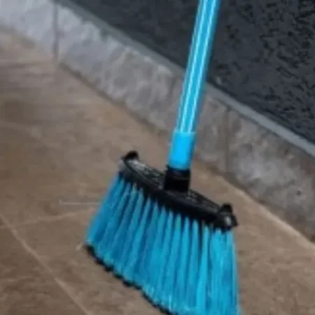 BRIGA POR CAUSA DE VASSOURA TERMINA COM HOMENS BALEADOS PELO VIZINHO; VÍDEO