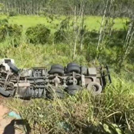 CAMINHÃO-TANQUE CAI EM BARRANCO APÓS COLISÃO COM PICAPE NA AL-105