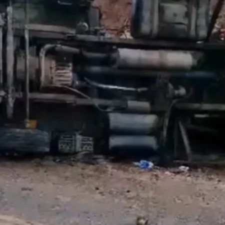CAMINHÃO QUE TRANSPORTAVA CARGA DE ÁGUA MINERAL TOMBA E MOTORISTA É SOCORRIDO