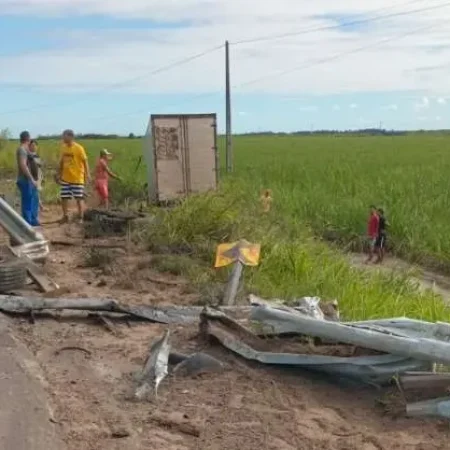 MOTORISTA TEM FRATURA NA COSTELA APÓS CAMINHÃO ARRANCAR MURETA E DESPENCAR EM RIBANCEIRA