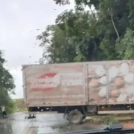 CAMINHÃO SE ENVOLVE EM ACIDENTE E FICA ATRAVESSADO EM RODOVIA