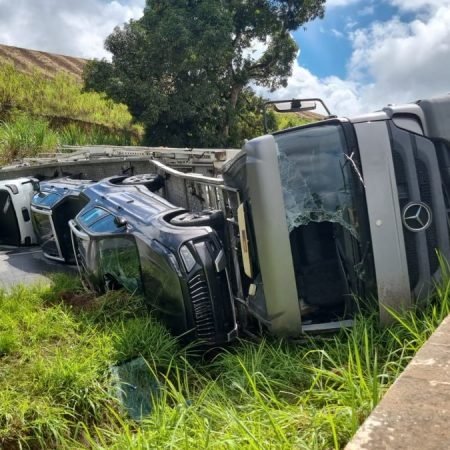 CAMINHÃO-CEGONHA TOMBA COM VEÍCULOS E INTERDITA BR-101