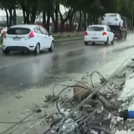 CAMINHÃO PERDE CONTROLE, DERRUBA POSTE E PROVOCA TRANSTORNOS