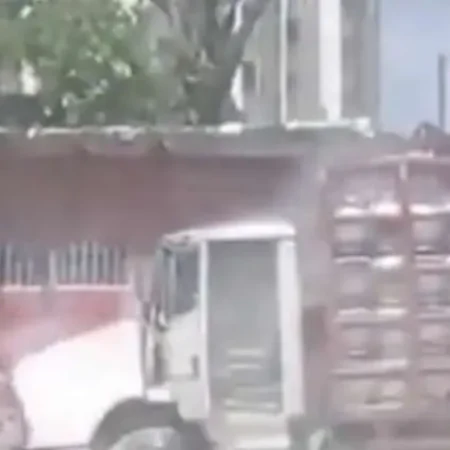 CAMINHÃO CARREGADO DE BOTIJÕES DE GÁS PEGA FOGO