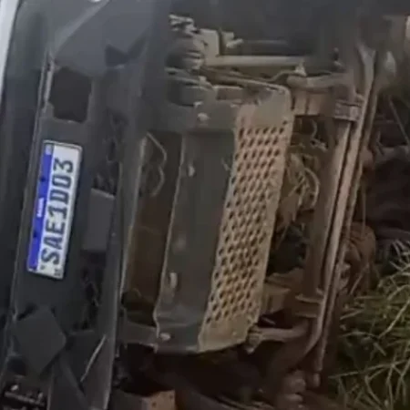 CAMINHÃO SAI DA PISTA APÓS MOTORISTA PERDER O CONTROLE NA AL-115