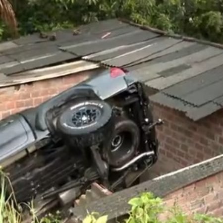 CAMINHONETE DESGOVERNADA INVADE CASA E FERE MORADORA; ‘CARRO CAIU EM CIMA DA CAMA