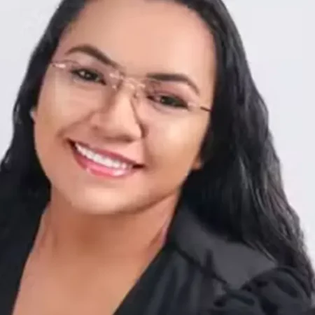 TRAGÉDIA: CANTORA DE IGREJA CATÓLICA MORRE APÓS BATER MOTO EM CARRETA
