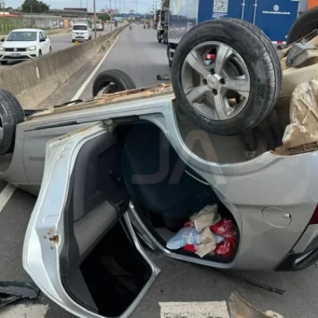 MOTORISTA PERDE CONTROLE, CAPOTA VEÍCULO E DEIXA 3 FERIDOS NA AL-110; VEJA DETALHES