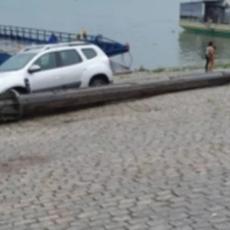 ESTRUTURA METÁLICA SE SOLTA DE CAMINHÃO E ATINGE CARRO NO PORTO DAS BALSAS