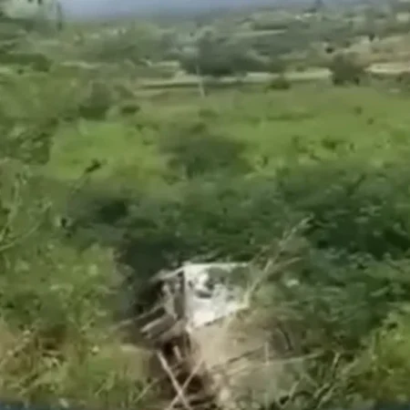 MOTORISTA FICA FERIDO APÓS CARRO CAPOTAR EM SERRA