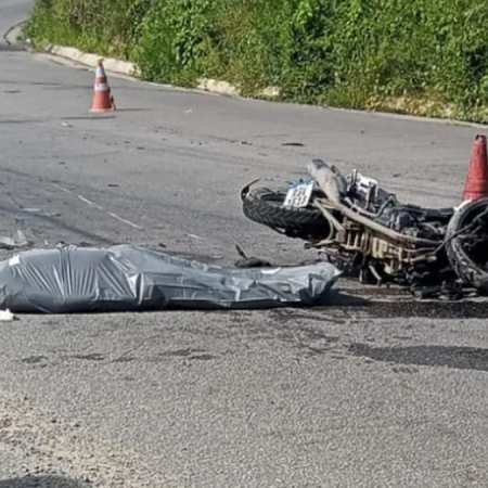 ACIDENTE ENTRE MOTO E VAN DEIXA MOTOCICLISTA MORTO EM LADEIRA