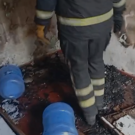 HOMEM É SOCORRIDO APÓS INCÊNDIO EM RESIDÊNCIA