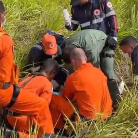 KOMBI CAPOTA EM MESSIAS E MOTORISTA É SOCORRIDO POR HELICÓPTERO