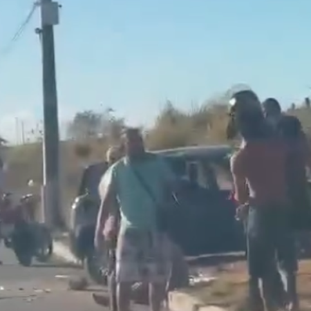 CARRO SAI DA PISTA E DEIXA DUAS PESSOAS FERIDAS NA ROTA DO MAR