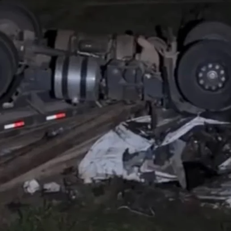 MOTORISTA MORRE APÓS CARRETA TOMBAR NA AL-105
